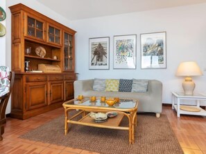 House, 4 Bedrooms | Living area