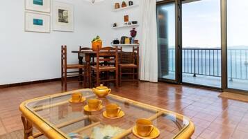 House, 4 Bedrooms | Dining