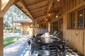 Outdoor dining - Splendide villa climatisée avec piscine Piquey (PIQUEY)