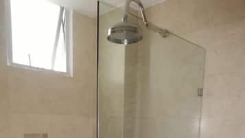 Habitación con 1 cama matrimonial o 2 individuales | Baño | Tina, toallas, jabón, shampoo