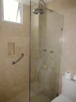 Quarto casal ou duplo | Banheiro | Banheira, toalhas de banho, sabonete, shampoo