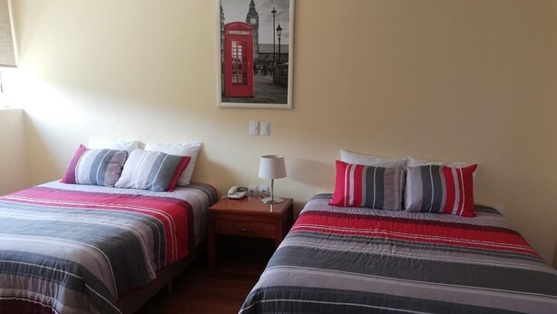 Habitación con 1 cama matrimonial o 2 individuales | Escritorio, espacio para trabajar con laptop y cortinas blackout 