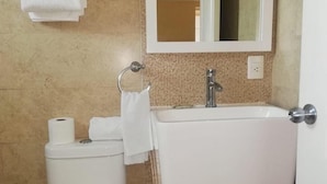 Habitación con 1 cama matrimonial o 2 individuales | Baño | Tina, toallas, jabón, shampoo 