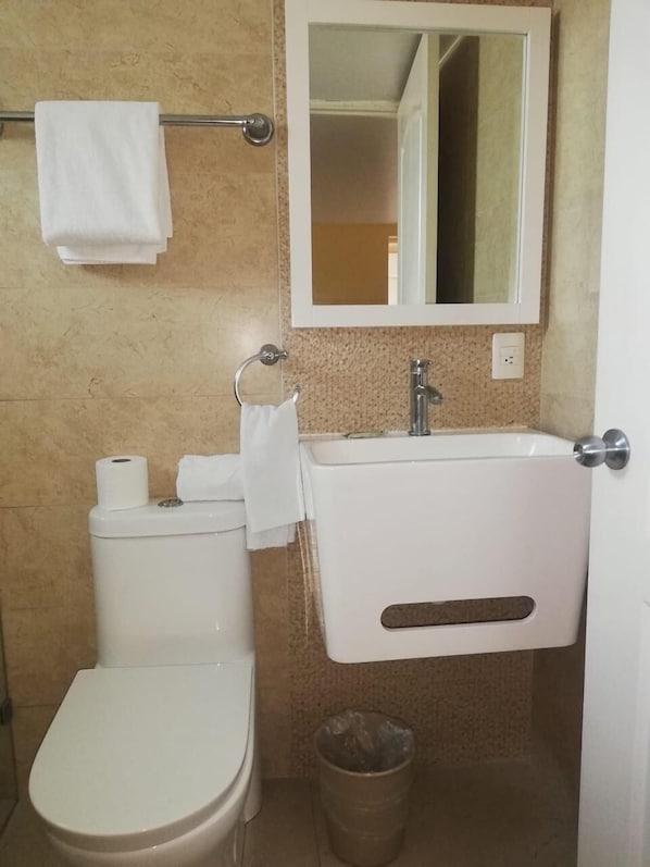 Bañera, toallas, jabón, shampoo