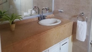 Habitación con 1 cama matrimonial o 2 individuales | Baño | Tina, toallas, jabón, shampoo 