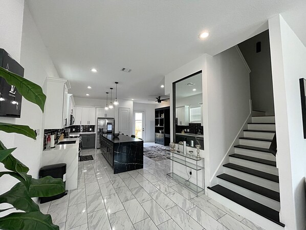 Microwave, oven, stovetop, dishwasher - South Houston Luxury Stay 5 Minutes to Night Life Spots & 5 Star Restaurants. (Houston)