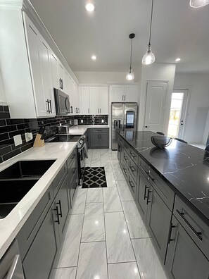 Microwave, oven, stovetop, dishwasher - South Houston Luxury Stay 5 Minutes to Night Life Spots & 5 Star Restaurants. (Houston)