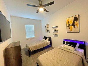 3 chambres, fer et planche à repasser, Wi-Fi, draps fournis