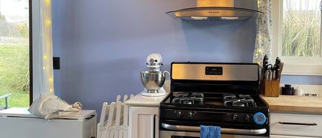 Geladeira, micro-ondas, fogão, cooktop