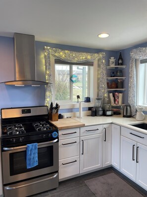 Fridge, microwave, oven, stovetop - Thistlebee Cottage just outside charming Ashland, Oregon (Ashland)