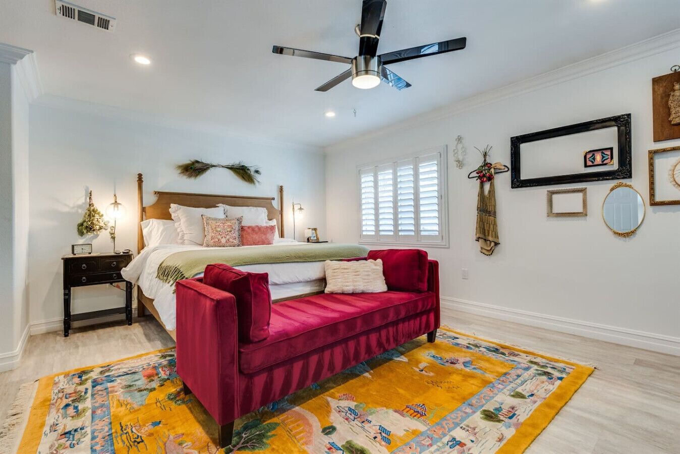 5 室のベッドルーム、デスク、アイロン / アイロン台、旅行用ベビーベッド