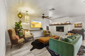 Smart TV, chimenea, videojuegos
