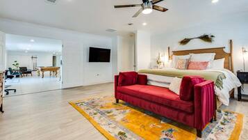 5 habitaciones, escritorio y tabla de planchar con plancha