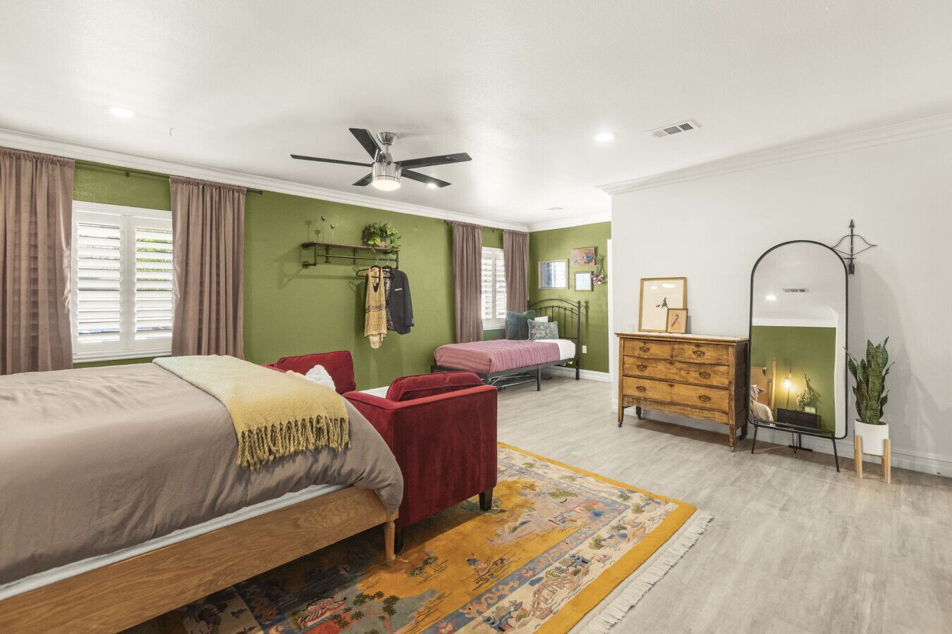 5 bedrooms, desk, iron/ironing board, travel cot