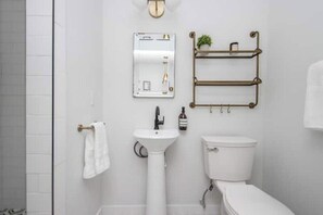 ヘアドライヤー、タオル、石鹸、トイレットペーパー