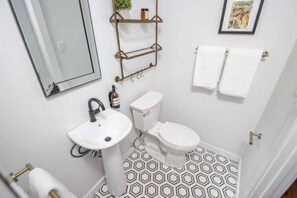 Haartrockner, Handtücher, Seife, Toilettenpapier