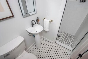 Haartrockner, Handtücher, Seife, Toilettenpapier