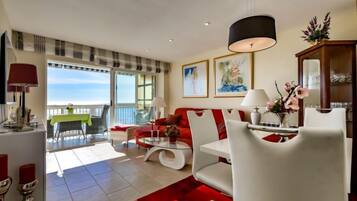 House, 3 Bedrooms, Terrace | Living room