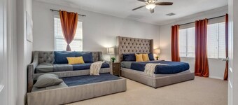 6BR Luxe Vegas Villa • Heated Pool, Spa & Games