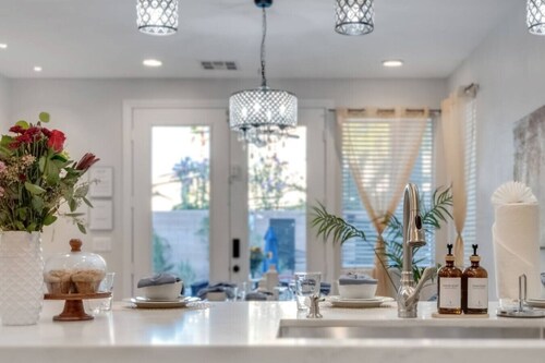 Iconic 6BR Vegas Villa. Heated Pool, Spa & Games