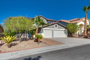 Exterior - 6BR Luxe Vegas Villa • Heated Pool, Spa & Games (Henderson)