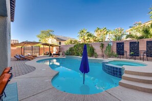 A heated pool - 6BR Luxe Vegas Villa • Heated Pool, Spa & Games (Henderson)