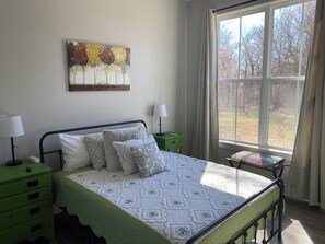 3 habitaciones, escritorio y tabla de planchar con plancha