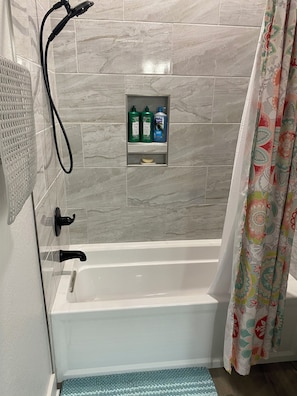 Bruser, hårtørrer, bidet, håndklæder