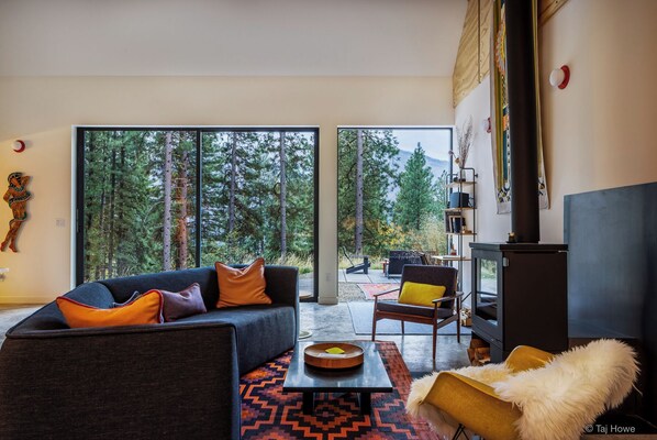 Living area - Stunning 3 bdrm in the heart of the Methow Valley (Winthrop)