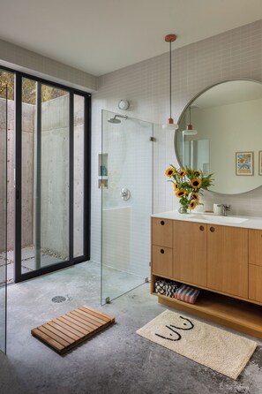 Shower, hair dryer, bidet, towels - Stunning 3 bdrm in the heart of the Methow Valley (Winthrop)