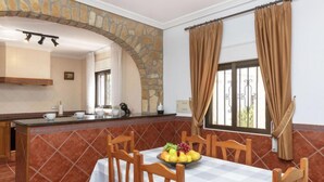 Maison, 4 chambres, terrasse | Restauration