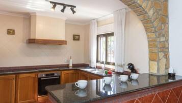 House, 4 Bedrooms, Terrace | Private kitchen