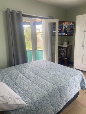 4 bedrooms, desk, iron/ironing board, WiFi