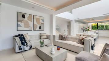 Televisión, chimenea, mesa de ping pong