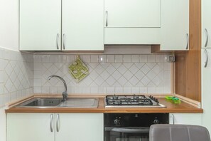 Fridge, oven, stovetop, coffee/tea maker