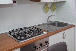 Fridge, oven, stovetop, coffee/tea maker