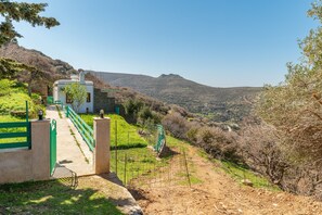 Property grounds - Holiday Home 'Archontiko Keli' with Mountain View, Wi-Fi and Air Conditioning (Katakilos)