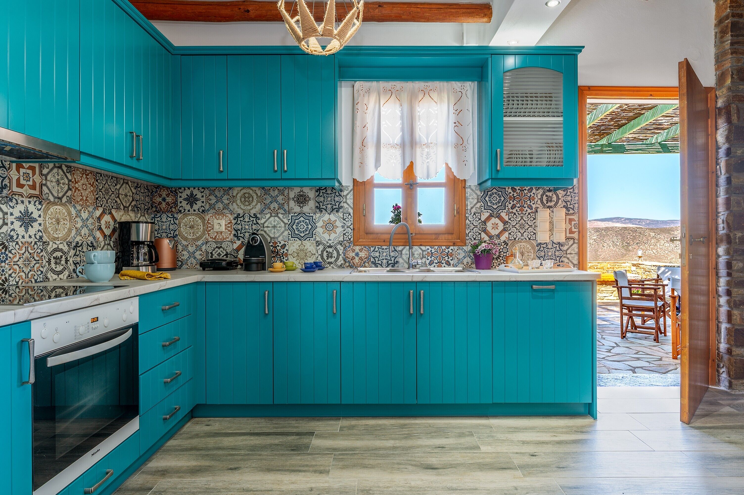 Réfrigérateur, un four, surface de cuisson, lave-vaisselle