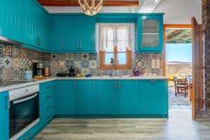 Fridge, oven, stovetop, dishwasher - Holiday Home 'Archontiko Keli' with Mountain View, Wi-Fi and Air Conditioning (Katakilos)