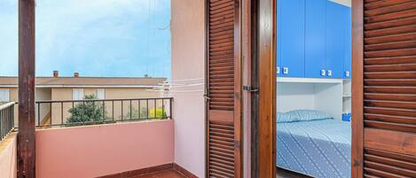 2 habitaciones, tabla de planchar con plancha y ropa de cama