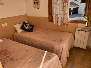 2 makuuhuonetta, silitysrauta/-lauta, ilmainen Wi-Fi, vuodevaatteet