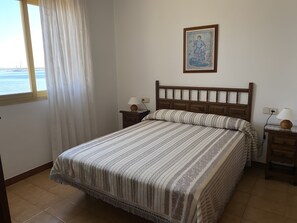 2 bedrooms, bed sheets - Apartment 'Platja Mar 2' with Sea View and Balcony (L'Escala)