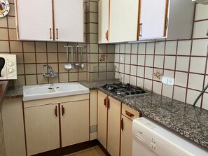 Fridge, microwave, stovetop, coffee/tea maker - Apartment 'Platja Mar 2' with Sea View and Balcony (L'Escala)