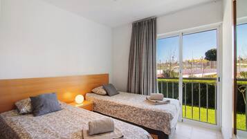 2 slaapkamers, een strijkplank/strijkijzer, gratis wifi, beddengoed