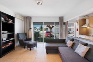 TV - Costa Cabanas 54 Apartment with Shared Pool, Garden, and Air Conditioning (Cabanas de Tavira)