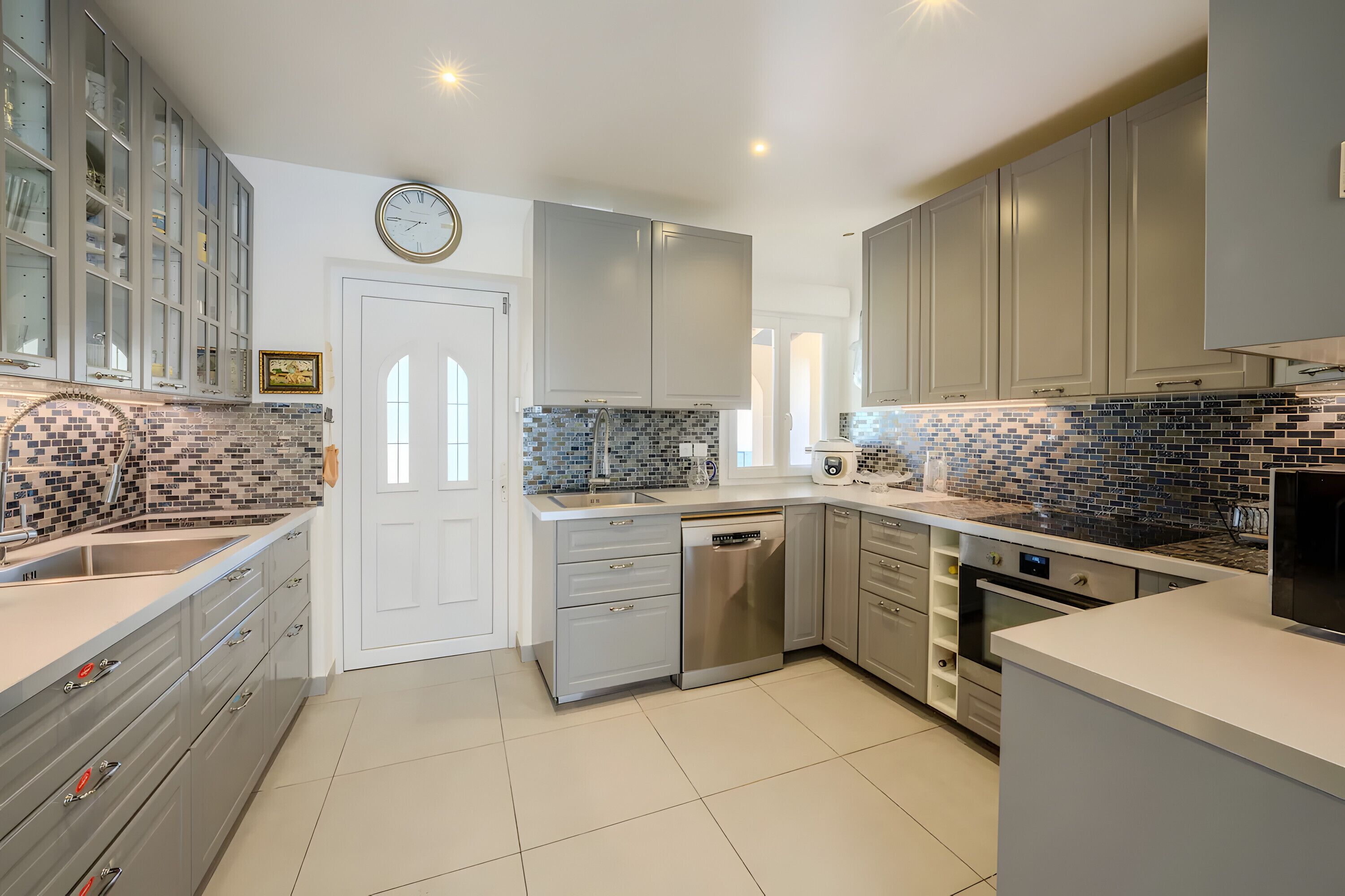 Ovn, kokeplater, vannkoker og brødrister