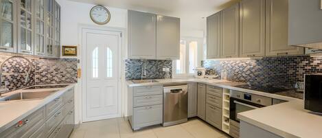 Een oven, een kookplaat, een waterkoker, een broodrooster