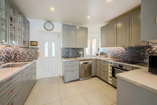 Oven, stovetop, electric kettle, toaster