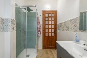 Shower, hair dryer, towels - Holiday Home 'Diga' with Mountain View, Wi-Fi and Air Conditioning (Palermo)