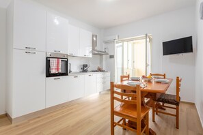 Kühlschrank, Mikrowelle, Ofen, Herdplatte